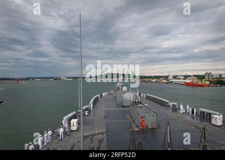 MUARA, Brunei (3 août 2023) – le navire amiral de la 7e flotte américaine USS Blue Ridge (LCC 19) arrive à Port Muara, Brunei, le 3 août. Blue Ridge est le plus ancien navire opérationnel de la Marine et, en tant que navire de commandement de la 7e flotte, interagit et opère régulièrement avec des alliés et des partenaires pour préserver une région Indo-Pacifique libre et ouverte. (ÉTATS-UNIS Photo de la Marine par Matt Hall, spécialiste des communications de masse de 2e classe) Banque D'Images