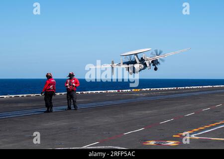 OCÉAN INDIEN (4 août 2023) un E-2D Hawkeye, attaché au Tiger Tails de l'Airborne Early Warning Squadron (VAW) 125, décolle du poste d'envol des États-Unis Le seul porte-avions déployé à l’avant de la Marine, l’USS Ronald Reagan (CVN 76), dans l’océan Indien, le 4 août 2023. Les Hawkeyes E-2D effectuent des missions aéroportées tactiques d'alerte précoce pour fournir des informations précieuses au Carrier Strike Group (CSG) 5 lorsqu'il planifie et exécute des opérations. Ronald Reagan, le navire amiral du Carrier Strike Group 5, fournit une force prête au combat qui protège et défend les États-Unis, et soutient les alliances, partenariat Banque D'Images