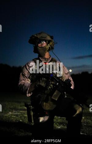 ÉTATS-UNIS Les Marines avec le 1e peloton, la compagnie Alpha, le 2e bataillon de reconnaissance, mènent des tactiques de nettoyage de maison pendant le Close Quarter Tactics course à Stone Bay, Marine corps base Camp Lejeune, Caroline du Nord, le 24 juillet 2023. Le CQT est un cours de six semaines qui permet aux membres du service de simuler un incendie rapproché et précis dans des espaces confinés. (ÉTATS-UNIS Photo du corps des Marines par lance Cpl. Victoria Hutt) Banque D'Images