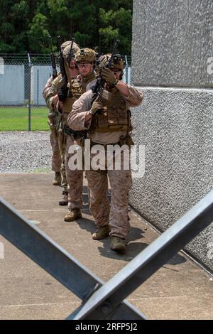 ÉTATS-UNIS Les Marines et les commandos britanniques de la Royal Marine se préparent à entrer lors de l'exercice de tir réel CQB (close-Quarters Battles) à l'activité de soutien naval Northwest Annex, Chesapeake, Virginie, le 2 août 2023. La formation CQB est autorisée aux États-Unis Les Marines et les Royal Marines britanniques pour améliorer leurs compétences dans le nettoyage de la salle, et engager efficacement un ennemi à l'intérieur. Exercice Tartan Eagle est un exercice d'entraînement bilatéral annuel pour les États-Unis Les Marines avec le Marine corps Security Forces Regiment et les Royal Marines britanniques avec le 43 Commando Fleet protection Group Royal Marines pour se rendre dans leurs installations d'entraînement respectives Banque D'Images