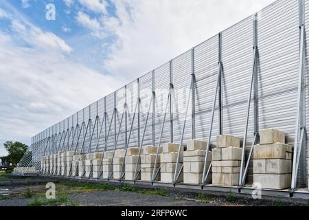 barrière antibruit temporaire le long d'une ligne de chemin de fer sur le site d'une nouvelle zone de construction à cologne ehrenfeld Banque D'Images