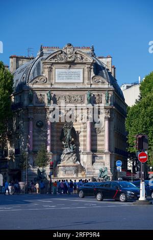 Paris, France - juillet 17 2017 : la Fontaine Saint-Michel est une fontaine monumentale en pierre créée en 1860, représentant des figures sculptées du massacre de Saint Michel Banque D'Images