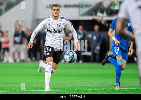 Varsovie, Pologne. 03 août 2023. Ernest Muci de Legia en action lors du deuxième tour de qualification de l'UEFA Europa Conference League entre Legia Warszawa et le FC Ordabasy Shymkent au Marshal Jozef Pilsudski Legia Warsaw Municipal Stadium. Score final ; Legia Warszawa 3:2 FC Ordabasy Shymkent. Crédit : SOPA Images Limited/Alamy Live News Banque D'Images