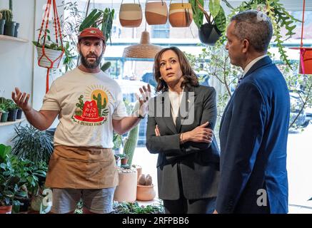 Washington, États-Unis. 04 août 2023. Le vice-président des États-Unis Kamala Harris, centre, fait des magasins pour une usine à Rewild, un établissement de vente au détail dans le quartier de Capitol Hill au sud-est de Washington, DC le vendredi 4 août 2023. Crédit : Ron Sachs/Pool via CNP crédit : Abaca Press/Alamy Live News Banque D'Images