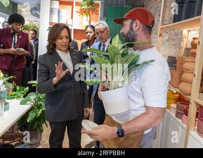 Washington, États-Unis. 04 août 2023. Kamala Harris, vice-présidente des États-Unis, à gauche, fait des emplettes pour une usine à Rewild, un établissement de vente au détail dans le quartier de Capitol Hill au sud-est de Washington, DC le vendredi 4 août 2023. Crédit : Ron Sachs/Pool via CNP crédit : Abaca Press/Alamy Live News Banque D'Images