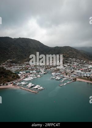 Une photo de drone prise au-dessus de l'océan regardant vers la terre ferme à Picton's Marina en Nouvelle-Zélande Banque D'Images