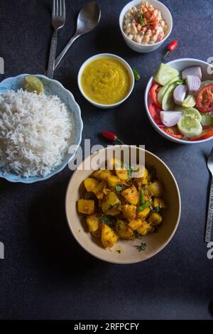 Menu de déjeuner végétarien indien prêt à manger servi. Banque D'Images