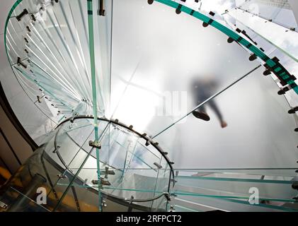 Escalier moderne en verre Silhouette des gens qui marchent à shanghai en chine. Banque D'Images