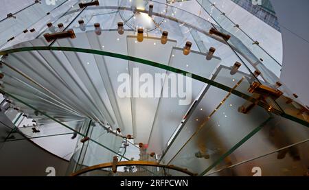 Escalier moderne en verre Silhouette des gens qui marchent à shanghai en chine. Banque D'Images