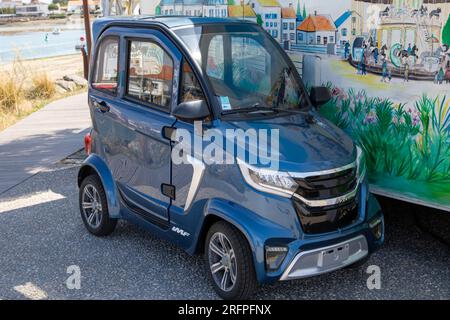 Bordeaux , France - 08 01 2023 : IMF Industrie E-PAULINE voiture sans permis avec limite de vitesse maximale véhicule français Banque D'Images