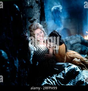 LUAN PETERS et MADELEINE / MARY COLLINSON dans TWINS OF EVIL (1971), mise en scène par JOHN HOUGH. Crédit : PRODUCTIONS CINÉMATOGRAPHIQUES HAMMER / Album Banque D'Images