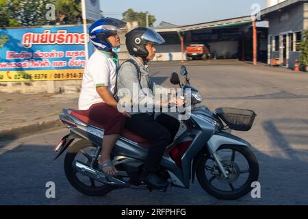 SAMUT PRAKAN, THAÏLANDE, 28 2023 JANVIER, les deux tours en moto dans la rue. Banque D'Images