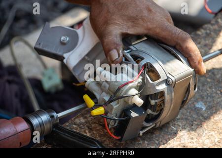 Réparation du ventilateur à la table de jardin, gros plan Banque D'Images