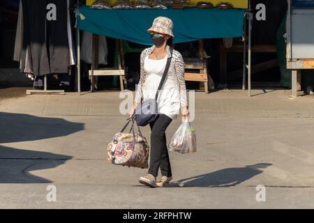 SAMUT PRAKAN, THAÏLANDE, FÉVRIER 02 2023, Une femme enceinte portant un masque facial a acheté un produit sur le marché Banque D'Images