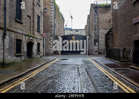 Dublin, Irlande - 23 juillet 2023 : célèbre porte noire au Guinness Storehouse Banque D'Images