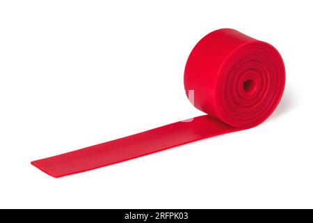Rouleau de bande de latex rouge pour fitness isolé sur blanc Banque D'Images