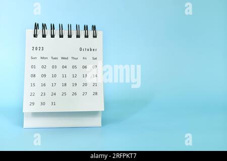 Mise au point sélective du calendrier de bureau d'octobre 2023 sur fond bleu avec espace de copie. Banque D'Images