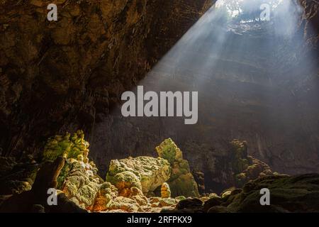 Grottes De Castellana, Pouilles, Italie. Ils s'élèvent à moins de deux kilomètres de la ville dans le sud-est de Murge à 330 m.s.l.m.lim plateau calcaire forme Banque D'Images