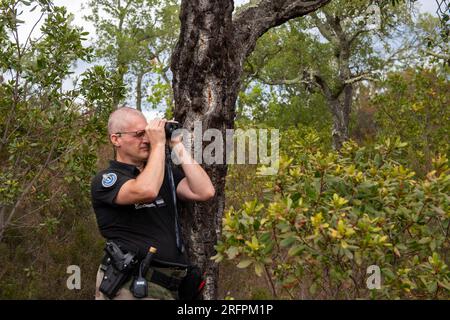 Le Muy, France. 04 août 2023. Un policier vérifie la vitesse des véhicules à l'aide d'un double radar près de la ville de le Muy, France, le 4 août 2023. Photo de Laurent Coust/ABACAPRESS.COM crédit : Abaca Press/Alamy Live News Banque D'Images