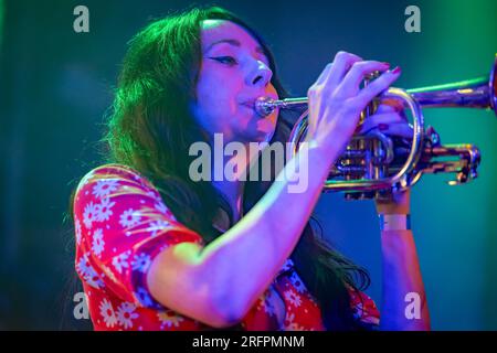 Édimbourg, Écosse. Vendredi 4 août 2023. Le groupe écossais Randolph’s Leap se produit en direct au Summerhall lors de la soirée d’ouverture du programme musical 2023 du lieu au Edinburgh Fringe Festival. Formé en 2006 par le chanteur-compositeur Adam Ross, le plus récent album de Randolph Leap, « Spirit Level », est sorti en 2021 sur l’influent label Lost Map. Banque D'Images