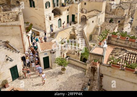 Touristes, Sasso Barisano, Sassi, Matera, Basilicate, Italie Banque D'Images