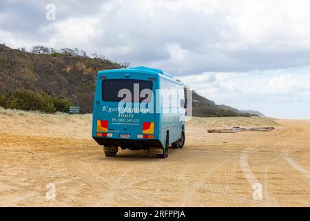 Fraser Island K'gari explorer tour bus conduisant le long de la plage de 75 mile qui est une route légale, pour les touristes de visiter des sites, Queensland, Australie, 2023 Banque D'Images