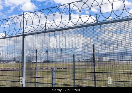 Fil barbelé sur une clôture à l'aéroport de Londres Heathrow Banque D'Images