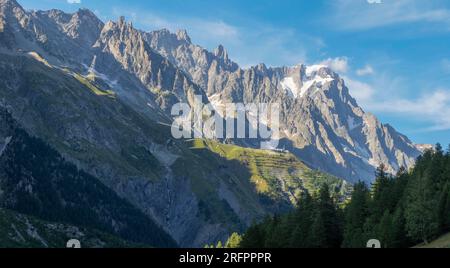 Massif du Grand Jorasses depuis la vallée du Val Veny dans la lumière du soir. Banque D'Images