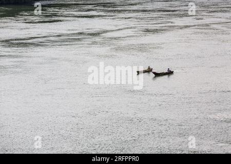 Deux canoës de pêche sur le Nil naissant au bord du lac Vistoria à Jinja, Ouganda Banque D'Images