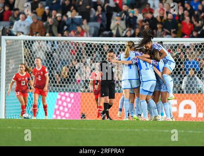 Auckland, Nouvelle-Zélande. 5 août 2023. Les joueuses espagnoles célèbrent le but d'Aitana Bonmati lors du match de la ronde de 16 entre la Suisse et l'Espagne lors de la coupe du monde féminine de la FIFA 2023 à Auckland, Nouvelle-Zélande, le 5 août 2023. Crédit : Guo Lei/Xinhua/Alamy Live News Banque D'Images