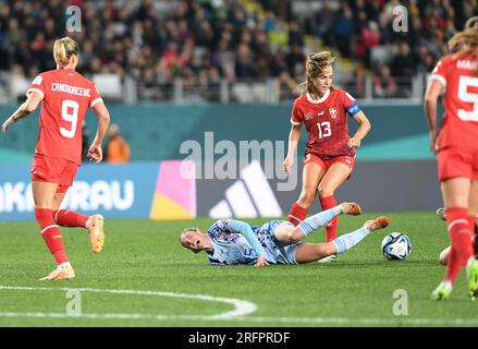 Auckland, Nouvelle-Zélande. 5 août 2023. Ivana Andres (2e L) d'Espagne tombe lors du match de la ronde de 16 entre la Suisse et l'Espagne à la coupe du monde féminine de la FIFA 2023 à Auckland, Nouvelle-Zélande, le 5 août 2023. Crédit : Guo Lei/Xinhua/Alamy Live News Banque D'Images