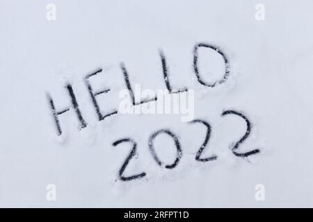 les chiffres et le mot bonjour est dessiné sur la neige dans la saison d'hiver, l'inscription sur la nouvelle année 2022 Banque D'Images