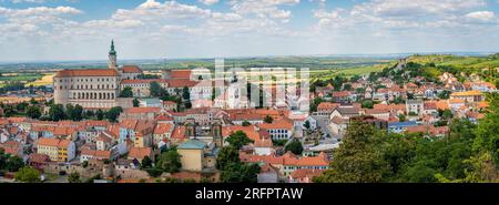 Vue panoramique de Mikulov, destination touristique populaire dans la région de Moravie du Sud de la République tchèque Banque D'Images