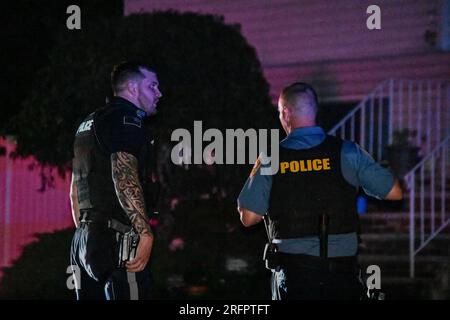 Westwood, États-Unis. 05 août 2023. Les policiers conversent sur la scène de crime de l'invasion de domicile signalée à Westwood. Samedi matin vers 12:30 heures, les autorités ont répondu à une maison sur Lake Street. Les résidents de la maison ont dit à la police sur les lieux que des individus étaient entrés par effraction dans la maison. Aucun suspect n'a été capturé à l'heure actuelle et la police enquête sur l'incident. (Photo de Kyle Mazza/SOPA Images/Sipa USA) crédit : SIPA USA/Alamy Live News Banque D'Images