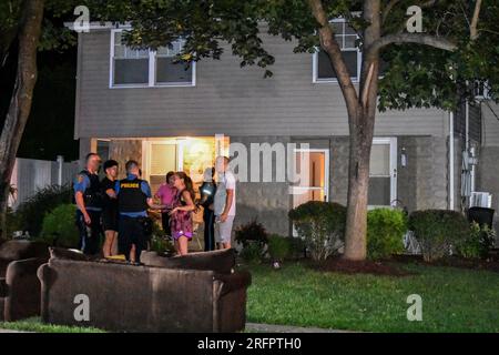 Westwood, États-Unis. 05 août 2023. Les autorités parlent avec les résidents de la maison qui a été cambriolée à Westwood. Samedi matin vers 12:30 heures, les autorités ont répondu à une maison sur Lake Street. Les résidents de la maison ont dit à la police sur les lieux que des individus étaient entrés par effraction dans la maison. Aucun suspect n'a été capturé à l'heure actuelle et la police enquête sur l'incident. (Photo de Kyle Mazza/SOPA Images/Sipa USA) crédit : SIPA USA/Alamy Live News Banque D'Images