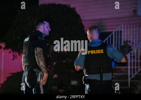 Westwood, États-Unis. 05 août 2023. Les policiers conversent sur la scène de crime de l'invasion de domicile signalée à Westwood. Samedi matin vers 12:30 heures, les autorités ont répondu à une maison sur Lake Street. Les résidents de la maison ont dit à la police sur les lieux que des individus étaient entrés par effraction dans la maison. Aucun suspect n'a été capturé à l'heure actuelle et la police enquête sur l'incident. Crédit : SOPA Images Limited/Alamy Live News Banque D'Images