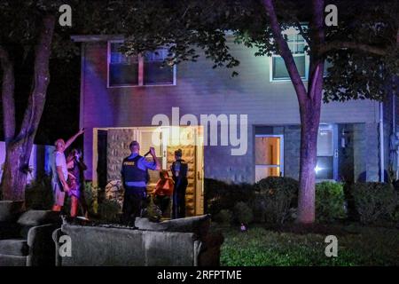 Westwood, États-Unis. 05 août 2023. Les autorités parlent avec les résidents de la maison qui a été cambriolée à Westwood. Samedi matin vers 12:30 heures, les autorités ont répondu à une maison sur Lake Street. Les résidents de la maison ont dit à la police sur les lieux que des individus étaient entrés par effraction dans la maison. Aucun suspect n'a été capturé à l'heure actuelle et la police enquête sur l'incident. Crédit : SOPA Images Limited/Alamy Live News Banque D'Images