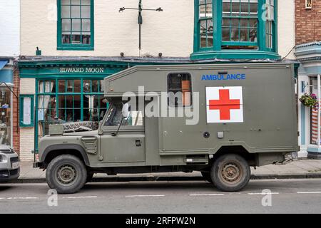 Véhicule ambulance militaire Land Rover Defender Banque D'Images