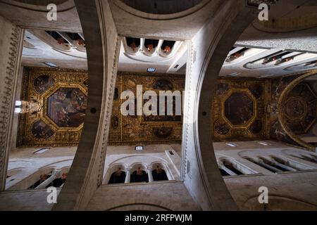 Vue intérieure de l'église Saint-Nicolas à Bari Banque D'Images