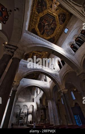 Vue intérieure de l'église Saint-Nicolas à Bari Banque D'Images