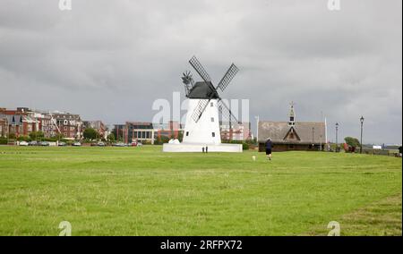 Une vue du célèbre vieux moulin à vent à Lytham St Annes, Lancashire, Royaume-Uni, Europe Banque D'Images