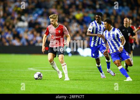 Hillsborough Stadium, Sheffield, Angleterre - 4 août 2023 Stuart Armstrong (17) de Southampton s'éloigne de Liam Palmer (2) de Sheffield Wednesday - pendant le match Sheffield Wednesday contre Southampton, EFL Championship, 2023/24, Hillsborough Stadium, Sheffield, Angleterre - 4 août 2023 crédit : Arthur Haigh/WhiteRosePhotos/Alamy Live News Banque D'Images