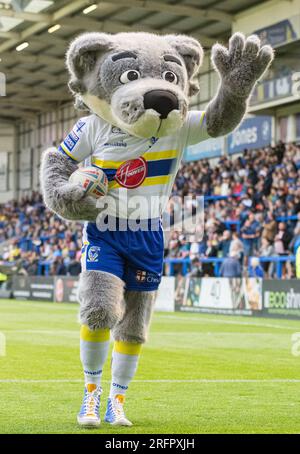 Warrington, Cheshire, Angleterre 4 août 2023. La mascotte des Warrington Wolves, Wolfie, marque un essai avant le coup d'envoi pendant les Dragons des Warrington Wolves V Catalans au stade Halliwell Jones, à la Betfred Super League, à Warrington (image de crédit : ©Cody Froggatt/Alamy Live news) Banque D'Images