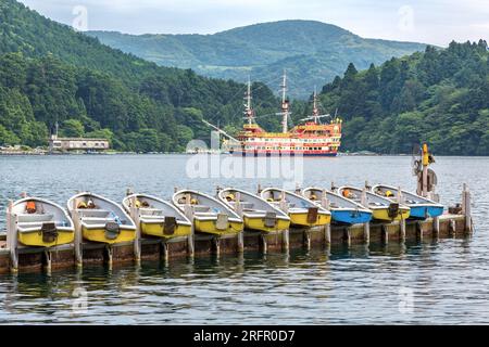 Bateaux de plaisance sur le lac Ashi, également connu sous le nom de lac Hakone Ashinoko, un lac de cratère dans un volcan éteint à Hakone, au Japon. Banque D'Images