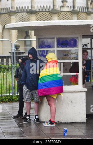 Brighton Royaume-Uni 5 août 2023 - des milliers de personnes participent à la Brighton & Hove Pride Parade malgré le temps épouvantable causé par la tempête Antoni qui bat les arts de la Grande-Bretagne aujourd'hui avec des vents forts et de la pluie : Credit Simon Dack / Alamy Live News Banque D'Images