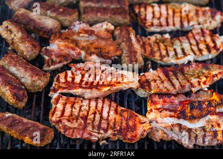 Griller des côtelettes de porc sur un barbecue. Barbecue dans le jardin Banque D'Images