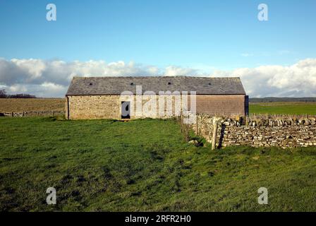 Photographie en couleur d’une grange en pierre et d’une clôture, une fois brassées, près du mur d’Hadrien, Northumberland, Angleterre, Royaume-Uni, 2023. Banque D'Images