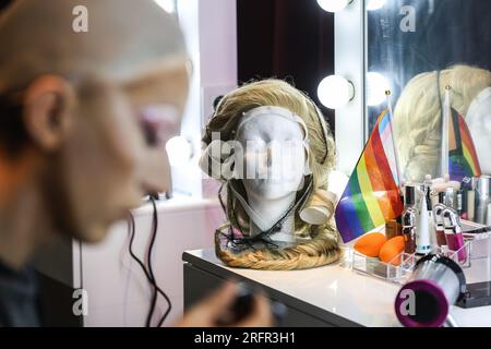 AMSTERDAM - Dylano se prépare à ouvrir la station de changement à Amsterdam Central en tant que Reine Elsa. Avec cet emplacement, la NS offre un vestiaire avec penderie, cabines d’essayage, postes de maquillage et lavabos pour les visiteurs Pride pour qui c’est encore un pas de trop pour quitter la maison complètement habillée. ANP EVA PLEVIER netherlands Out - belgique Out Credit : ANP/Alamy Live News Banque D'Images