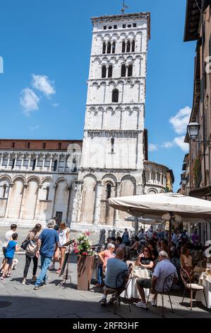 Le Campanile Di San Michele Al foro (Tour de Saint-Martin) attaché à la Chiesa di San Michele (Église de San Martin) est une cathédrale catholique romaine de Banque D'Images