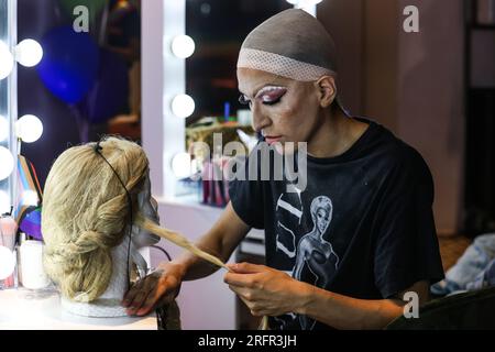 AMSTERDAM - Dylano se prépare à ouvrir la station de changement à Amsterdam Central en tant que Reine Elsa. Avec cet emplacement, la NS offre un vestiaire avec penderie, cabines d’essayage, postes de maquillage et lavabos pour les visiteurs Pride pour qui c’est encore un pas de trop pour quitter la maison complètement habillée. ANP EVA PLEVIER netherlands Out - belgique Out Credit : ANP/Alamy Live News Banque D'Images